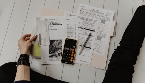 Cálculo financiero con calculadora y documentos
